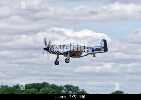 Flying Legends Beautiful North American P51's era fighter aereo arriva a RAF Fairford in Gloucestershire Inghilterra per partecipare al RIAT Foto Stock