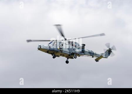 British Army Augusta Westland Wildcat Helicopter arriva al RAF Fairford in Gloucestershire Inghilterra per partecipare al Royal International Air Show Foto Stock
