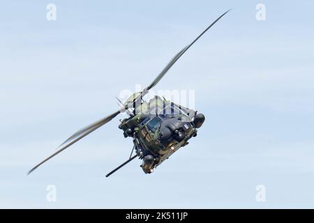 NH Industries NH90 Tactical Troop Transport Helicopter dell'Esercito Tedesco mette in mostra un impressionante volo al Royal International Air Tattoo Foto Stock