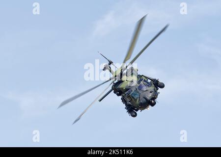 NH Industries NH90 Tactical Troop Transport Helicopter dell'Esercito Tedesco mette in mostra un impressionante volo al Royal International Air Tattoo Foto Stock