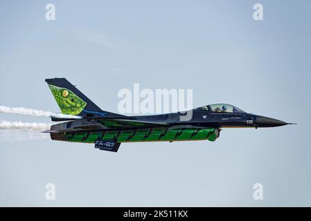 Steven ‘Vrieske’ De Vries dello Squadrone Tiger 31st dell'aeronautica belga parte dal Tattoo aereo reale internazionale nel suo F-16 Fighter dipinto in modo superbo Foto Stock