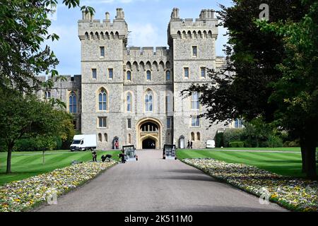 Tributi floreali sulla lunga passeggiata vicino all'ingresso del Castello di Windsor dopo la morte della sua maestà Regina Elisabetta II Foto Stock