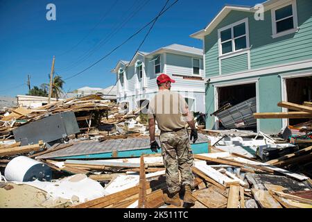 FORT MYERS BEACH, FLORIDA, USA - 30 settembre 2022 - la Guardia Nazionale aerea degli Stati Uniti 202nd CAVALLI ROSSI Squadron strade chiare a Fort Myers Beach, Florida in re Foto Stock