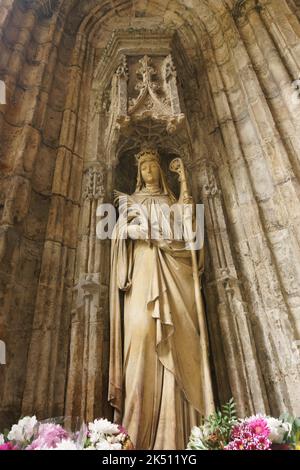 La statua del 15th ° secolo di San Winefride presso il pozzo di San Winefride nella città gallese di Holywell, uno dei più antichi luoghi di pellegrinaggio in Gran Bretagna Foto Stock