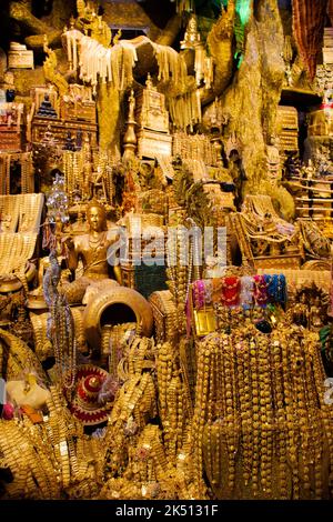 Tunnel naka grotta sotterranea e tesoro per i thai viaggio visita RESPECT benedizione sacra culto mistica antica statua naga a Wat Maniw Foto Stock