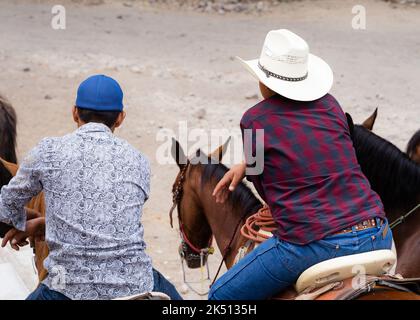 Coppia di anonimi Charros messicani a cavallo. Cowboy tradizionali messicani in fila Foto Stock