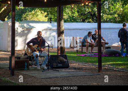 Performer al mercato notturno di Boschendal nella parte occidentale del Capo, in Sudafrica Foto Stock