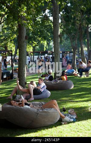 I visitatori si rilassano al mercato notturno di Boschendal a Western Cape, Sud Africa Foto Stock