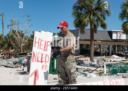 Il cavallo ROSSO 202nd Squadron strade chiare a Fort Myers Beach, Florida in risposta all'uragano Ian, 30 settembre 2022. (STATI UNITI Air National Guard foto di Foto Stock