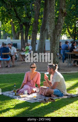 Coppia rilassante al Boschendal Night Market a Western Cape, Sud Africa Foto Stock