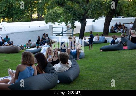 I visitatori si rilassano al mercato notturno di Boschendal a Western Cape, Sud Africa Foto Stock