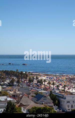 Edifici lungo Camps Bay Beach , Città del Capo - Sud Africa Foto Stock