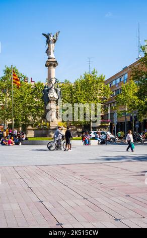 Vilafranca del Penedes, Catalogna, Spagna - 26 aprile 2022: Mercato di strada nel centro storico di Vilafranca del Penedes. Vilafranca - è la capitale di Foto Stock