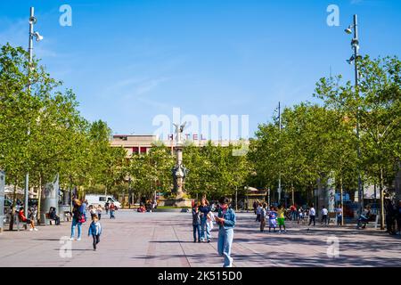 Vilafranca del Penedes, Catalogna, Spagna - 26 aprile 2022: Mercato di strada nel centro storico di Vilafranca del Penedes. Vilafranca - è la capitale di Foto Stock