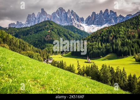 Val di Funes, Italia - bellissimo borgo di Santa Maddalena e chiesa di San Giocondo con le idilliache montagne dolomitiche nella valle di Funes, Alto Adige, al Foto Stock