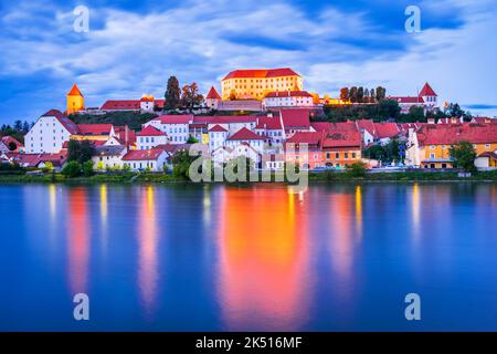 Ptuj, Slovenia. Scena notturna con la bellissima città più antica slovena nella storica Stiria, la riva del fiume Drava con il castello in cima alla collina Foto Stock