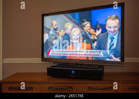 Il primo ministro britannico Liz Truss e il marito Hugh o'Leary (a destra) sono visti lasciare la sala dopo il suo discorso dal vivo su uno schermo televisivo dalla trasmissione live della BBC, l'ultimo giorno della conferenza del Partito conservatore a Birmingham, il 5th ottobre 2022, a Londra, Inghilterra. Foto Stock