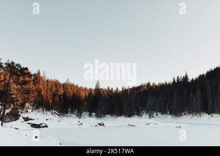 Lago ghiacciato in Svizzera al tramonto Foto Stock