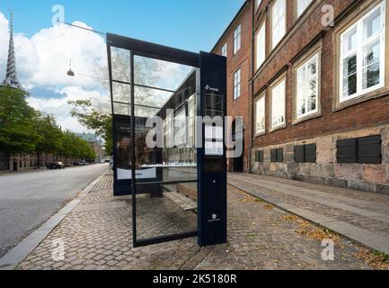 Copenaghen, Danimarca. Ottobre 2022. Fermata dell'autobus in una strada del centro città Foto Stock