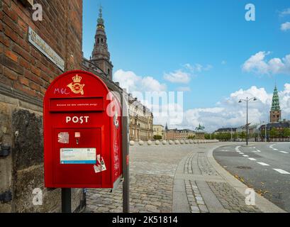 Copenaghen, Danimarca. Ottobre 2022. La casella postale rossa in una piazza nel centro della città Foto Stock