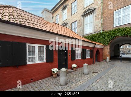 Copenaghen, Danimarca. Ottobre 2022. Una tipica casa colorata nel centro della città Foto Stock