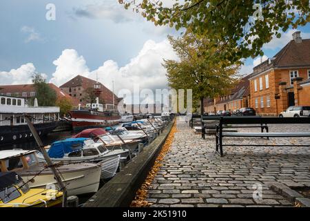 Copenaghen, Danimarca. Ottobre 2022. Vista delle barche ormeggiate lungo il canale Frederiksholms nel centro della città Foto Stock