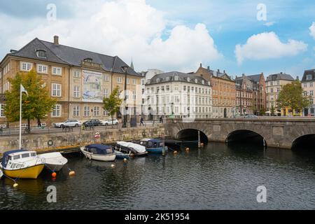 Copenaghen, Danimarca. Ottobre 2022. Vista delle barche ormeggiate lungo il canale Frederiksholms nel centro della città Foto Stock