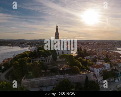 Chiesa di Sant'Eufemia campanile che domina la città di Rovigno circondato dal mare. Foto Stock