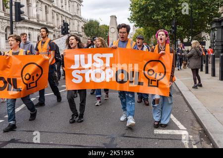 Londra Regno Unito. 5 ottobre 2022 . Just Stop Oil Climate gli attivisti del palco dimostrano con banner a Whitehall mentre continuano la loro protesta quotidiana per chiedere al governo britannico di bloccare tutte le future licenze per l'esplorazione, lo sviluppo e la produzione di petrolio e gas nel Regno Unito. Credit: amer Ghazzal/Alamy Live News. Foto Stock