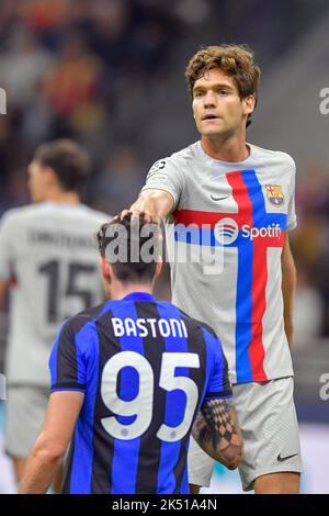 Milano, Italia. 04th Ott 2022. Marcos Alonso (17) di Barcellona visto durante la partita della UEFA Champions League tra Inter e Barcellona a Giuseppe Meazza a Milano. (Photo Credit: Gonzales Photo/Alamy Live News Foto Stock