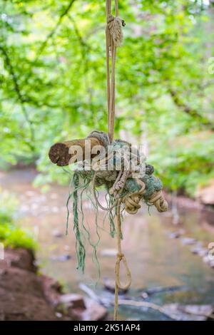 Corda swing su un ruscello o ruscello. Foto Stock