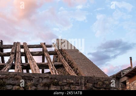 rovine di una casa di legno bruciata dopo il fuoco. Foto Stock