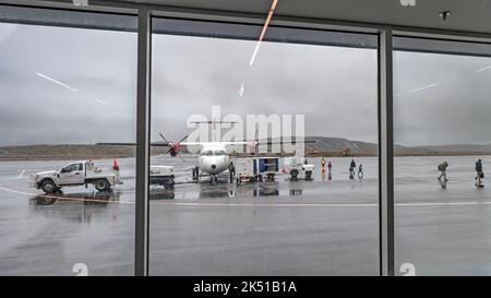 Iqaluit, Nunavut, Canada – Settembre 03 2022: La gente displane un volo canadese del Nord in una giornata di pioggia Foto Stock