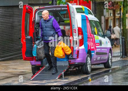 Scaricare i doni donati per la preoccupazione di Age a Preston. UK Weather 5th Ott, 2022; Wet and Windy inizia la giornata nel nord-ovest dell'Inghilterra. Una giornata ventosa con nuvole variabili e docce sparse e blustery, alcune delle quali saranno pesanti. Credit; MediaWorldImages/AlamyLiveNews Foto Stock