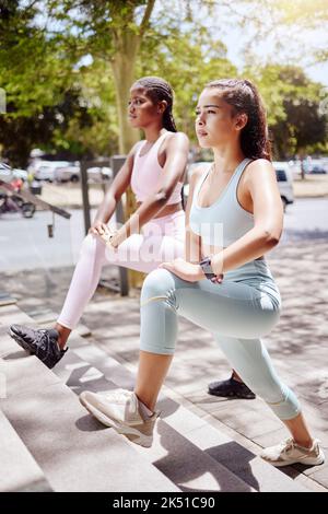 Fitness, esercizio fisico e gli amici si allungano durante l'allenamento su gradini, seria e forte mentalità in una città. Motivazione, addestramento e routine cardio vicino Foto Stock