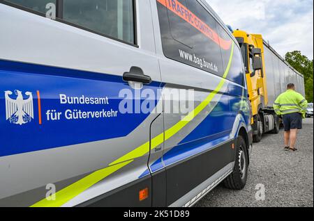 05 ottobre 2022, Brandeburgo, Francoforte (Oder): Un veicolo dell'Ufficio federale del trasporto merci si trova di fronte a un autocarro carico di rifiuti e rifiuti durante un'ispezione transfrontaliera dei rifiuti in una zona di riposo vicino alla superstrada A12. Nell'ambito di una riunione di lavoro tedesco-polacca sulle spedizioni transfrontaliere di rifiuti, le autorità tedesche e polacche hanno ispezionato il trasporto di rifiuti verso la Polonia lo stesso giorno, sulla superstrada A12. L'obiettivo dell'azione comune era di verificare il rispetto delle norme in materia di esportazione dei rifiuti, di scoprire i trasporti transfrontalieri illegali di rifiuti e di prevenirli in futuro. Al sam Foto Stock