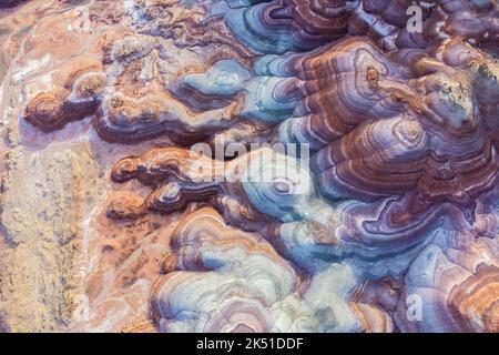 Incredibile vista aerea delle colorate e insolite colline di Bentonite, situate negli Stati Uniti in una giornata di sole Foto Stock