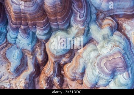 Incredibile vista aerea delle colorate e insolite colline di Bentonite, situate negli Stati Uniti in una giornata di sole Foto Stock