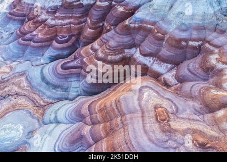 Incredibile vista aerea delle colorate e insolite colline di Bentonite, situate negli Stati Uniti in una giornata di sole Foto Stock