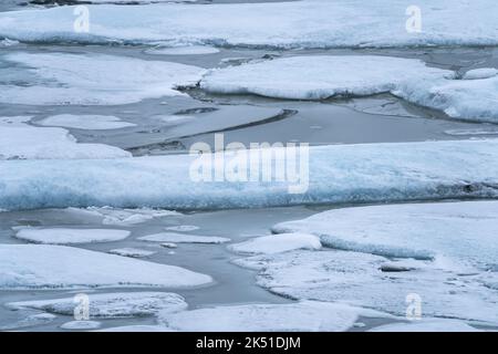 Pittoresco scenario di iceberg galleggianti sulla superficie del mare nel Parco Nazionale Vatnajokull in Islanda Foto Stock