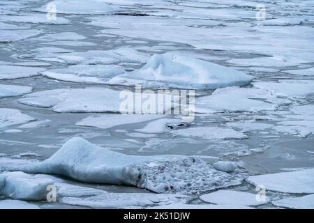 Pittoresco scenario di iceberg galleggianti sulla superficie del mare nel Parco Nazionale Vatnajokull in Islanda Foto Stock