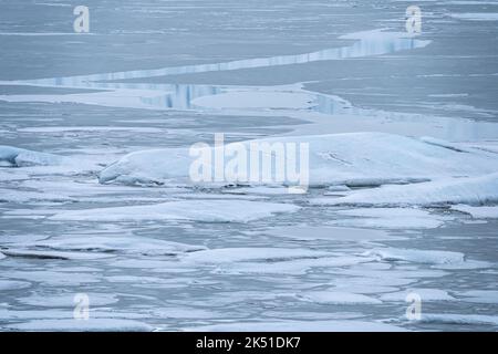 Pittoresco scenario di iceberg galleggianti sulla superficie del mare nel Parco Nazionale Vatnajokull in Islanda Foto Stock