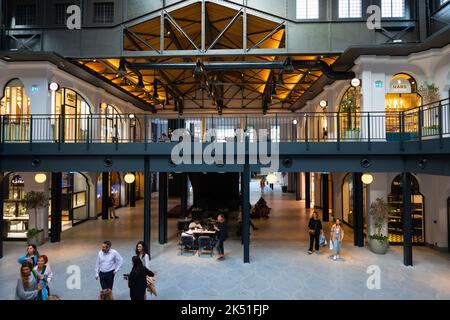 Ufficio postale o Paket Postanesi edificio di Galatport a Istanbul. Istanbul Turchia - 9.21.2022 Foto Stock