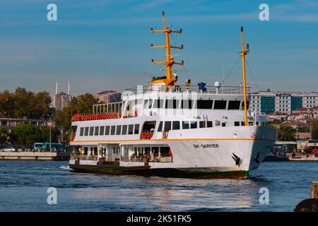 Famosi traghetti di Istanbul nella baia di Kadikoy o sehir hatlari vapuru in turco. Istanbul Turchia - 9.26.2022 Foto Stock