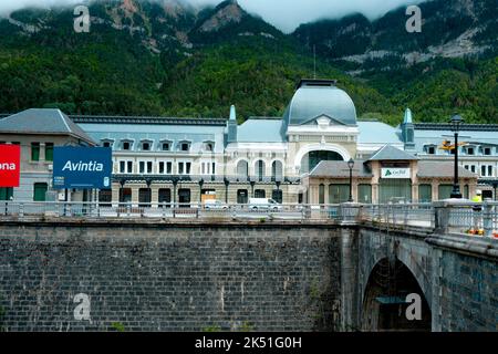 Canfranc, Spagna - 27 giugno 2022: La vecchia stazione ferroviaria internazionale di Canfranc, a Canfranc, Aragona, Spagna, non più in uso dal 1970, sta per essere r Foto Stock