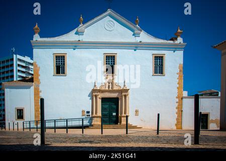 Faro, Portogallo, 2022 settembre: Vista su Igreja do Sao Pedro a Faro, Portogallo Foto Stock