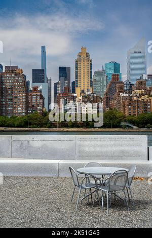 Franklin D. Roosevelt Four Freedoms state Park e Midtown Manhattan skyline, New York, USA Foto Stock