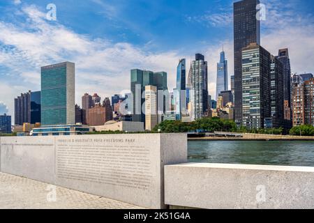 Franklin D. Roosevelt Four Freedoms state Park e Midtown Manhattan skyline, New York, USA Foto Stock