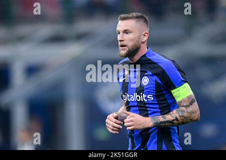 Milano, Italia. 04th Ott 2022. Milano Skriniar del FC Internazionale durante la UEFA Champions League Group Stage match tra FC Internazionale e FC Barcelona allo Stadio San Siro, Milano, Italia, il 4 ottobre 2022. Credit: Giuseppe Maffia/Alamy Live News Foto Stock