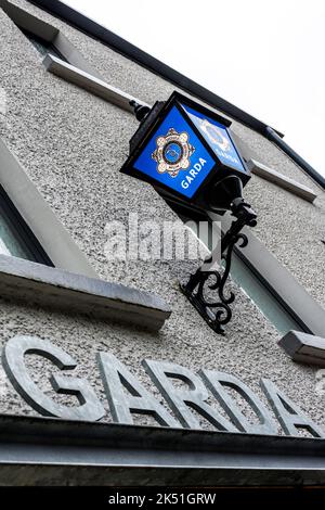 Logo e simbolo della stazione di polizia irlandese del Garda o di un Garda Siochana, Donegal Town, County Donegal, Irlanda. Foto Stock